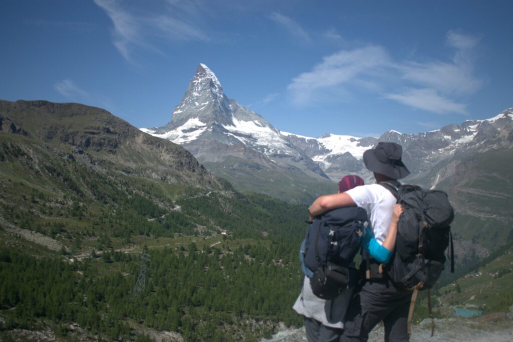 Trekking z widokiem na Matterhorn